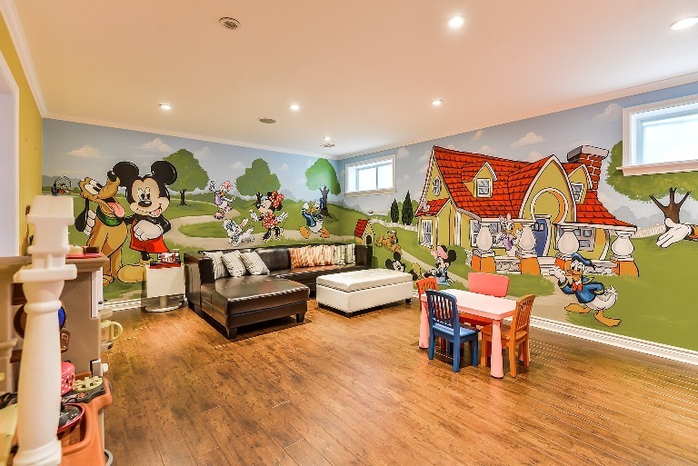dekorasi kamar anak dengan mural disney