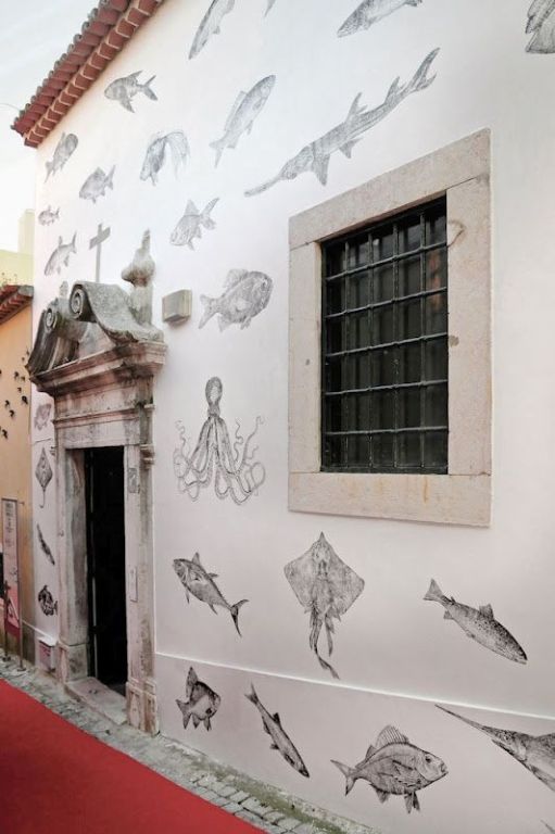 dekorasi restoran seafood dengan mural line art
