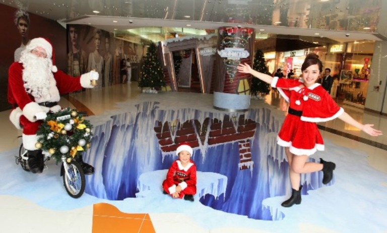 3D Trick Art as Christmas Decoration to Attract People